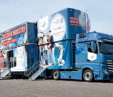 DISCOVER INDUSTRY – Mobile Industriewelt zu Gast an weiterführenden Schulen