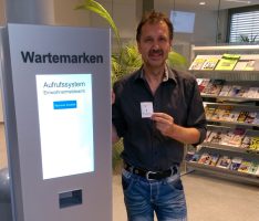 Das Warten wird gerechter: Neuer Automat im Rathaus vergibt Nummern