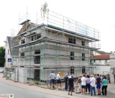 Wohnhaus der Städtischen Wohnbau in Dilje: Rohbau steht – Richtfest