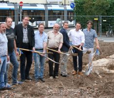 Erster Spatenstich in Leimen vor den Fundamenten der historischen Wehrmauer