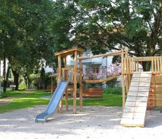 Mehrgenerationen-Spielplatz bietet Trainingsmöglichkeiten für jede Altersgruppe