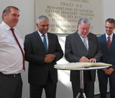 Eintrag ins Goldene Buch von Sandhausen: Ministerpräsident a.D. Kurt Beck