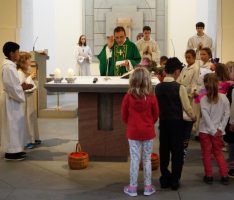 Patrozinium mit Ministrantenaufnahme und Segen für die Erstklässler