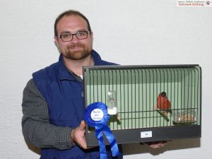 Marco Lingg mit dem besten Vogel der Schau: Einem nordischen Dompfaff