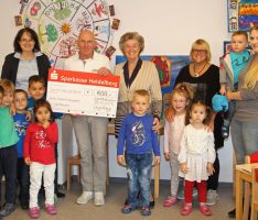 Dr. Hönigs-Apotheke spendete für neues Spielhaus im Anne-Frank-Kindergarten