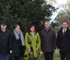 Haus + Grund Leimen spendete 500€ für Weihnachtsbaum im Kreisverkehr