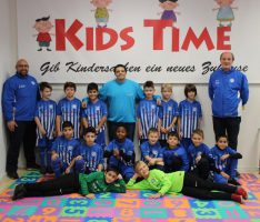 F1-Junioren des VfB Leimen:  Besuch beim Trikotsponsor Kids Time