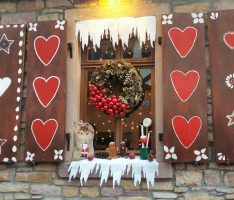 Apfel, Nuß und Mandelkern im Adventsfenster der AWO-Leimen