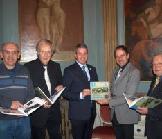Buch „1000 Jahre Gauangelloch“ – OB Reinwald erhielt das symbolische erste Exemplar