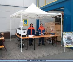 Jugendfeuerwehr verkaufte Glühwein und Gulaschsuppe bei Edeka Walter
