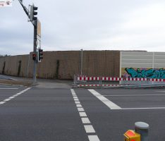 Sandhausens Große Mühllach II – Schmierfinken verunstalten Schallschutzmauer