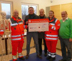 Leimen aktiv spendete 1.500 € von Weihnachtsmarkt-Tombola an Rotes Kreuz