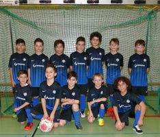 VfB-U10 Jugend glücklich über neue Trikots – Sponsor ist Messmer Pen