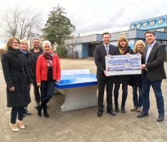 Großzügige Spenden: Otto-Graf-Realschule erhält Außen-Tischtennisplatte
