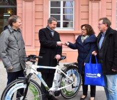Für mehr Elektromobilität vor Ort – Stadtwerke Heidelberg übergeben Pedelec