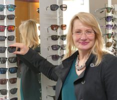 Die Brillenmacher: Leimener Optikermeisterin Ute Blessing feiert 25-jähriges Firmenjubliäum