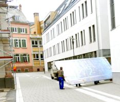 Grosses geheimnisvolles Viereck im Rathaus angekommen – Ein Gemälde?