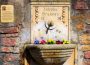 Leimener Jakobsbrunnen mit neuer Informationstafel und Blumenschmuck