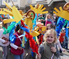 Sandhäuser Frühlingsmeile und Sommertagszug – Perfektes Wetter, ein Schreckmoment