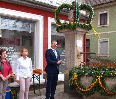 Danke Landfrauen! Leimener Bärenbrunnen schmücken wieder hundete Eier