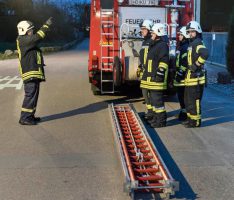 Wer Leitern steigt, muss Knoten können – Klettermaxe bei der Feuerwehr