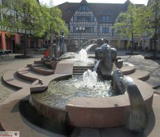 Frühling, Sonne, Wasser marsch! Brunnen auf Georgiplatz fließt wieder