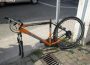 Fahrrad angekettet – Sattel und Vorderrad gestohlen