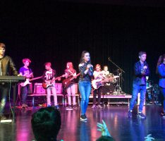 Große Bühne für die Rockband „Remixe Inside“ der Otto-Graf-Realschule