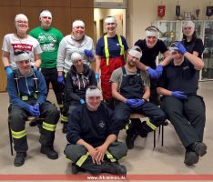 Wenn der Himmel auf den Kopf fällt: Massenhaft „Schwerverletze“ im Feuerwehrhaus