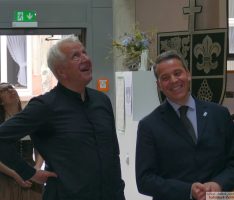 Bilder „Cocooning“ und „Elementar“ von Günther Osswald im Leimener neuen Rathaus