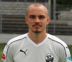 Mittelfeldspieler Korbinian Vollmann bleibt beim SVS