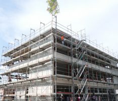 Richtfest für Verwaltungs-gebäude der Stadtwerke – Einzug im Dezember