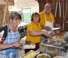 Ochsenbach als Wallfahrtsort: </br>Der Lammbraten der Freien Wähler lockte