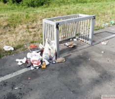 Echt asoziales Verhalten: Grillen, feiern und den Müll auf Spielplatz zurücklassen