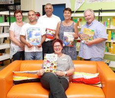 Spenden für Bibliothek Sandhausen: Angebote für Deutsch als Fremdsprache erweitert