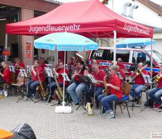 Musikfest der Stadt- und Feuerwehrkapelle bei sommerlichen Temperaturen