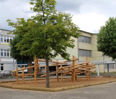 Mikado auf dem Schulhof der Friedrich-Ebert-Werkrealschule – Wackeln erlaubt!