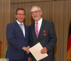 Städtischer Festakt zur Verleihung des Bundesverdienstkreuzes an Wolfgang Müller