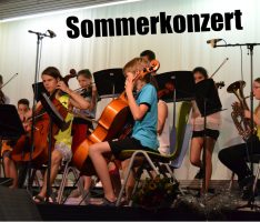 80 aktive Musiker aller Altersstufen beim FEG-Sommerkonzert auf der Bühne