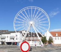 Leimen bereitet sich auf Weinkerwe vor: Riesenrad überblickt gesamte Altstadt