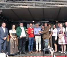 Der Kerweumzug – Eintreffen auf dem Rathausplatz – Weinfass-Anstich durch OB