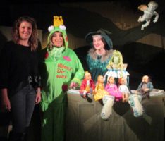 Lions Club lud Kindergartenkinder ein: Theater „Der Froschkönig“ am Weltkindertag