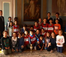 OB Hans Reinwald ehrt  Klasse 4b der Turmschule als Sieger des Staffellaufs