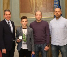 OB Hans Reinwald ehrt Leimener Kickboxer Dave Lutovin mit Goldener Sportmedaille