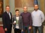 OB Hans Reinwald ehrt Leimener Kickboxer Dave Lutovin mit Goldener Sportmedaille