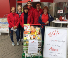 Erfolgreiche Sammelaktion des AWo-Lädles vor Sandhäuser REWE