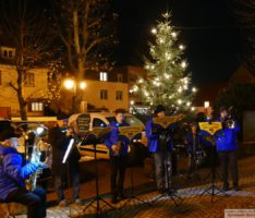 Stadtteilverein St. Ilgen: Weihnachtsbaum vor Alter Fabrik aufgestellt