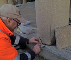 Aufgang und Säulen der Trauerhalle Bergfriedhof werden saniert