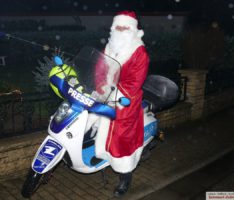Ein verspäteter Nikolaus kam zum Adventsfenster bei Rüttingers