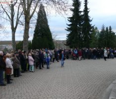 Festliche Einstimmung mit Weihnachtsliedern auf dem Bergfriedhof